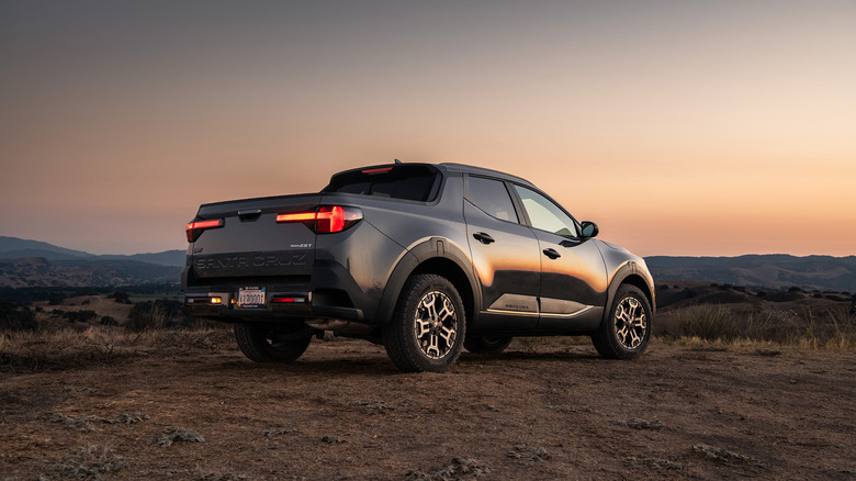 주차된 2026 현대 산타 크루즈 XRT의 후면 사진