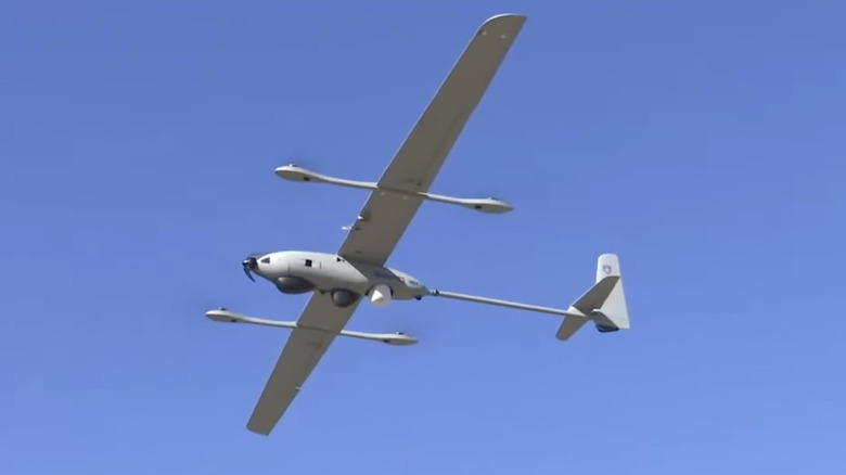 비행 중인 경찰 스토커 드론