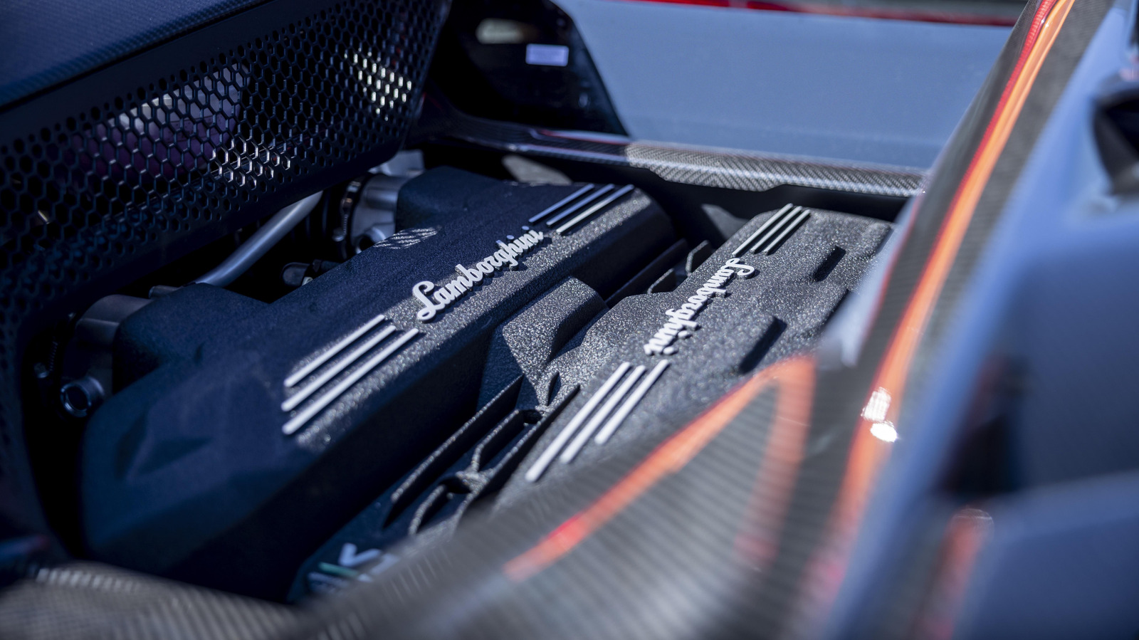 람보르기니 엔진은 누가 만들고 어디서 제조되나요?