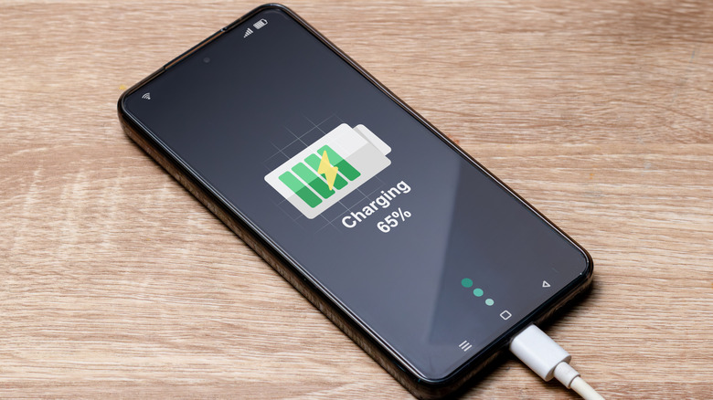 테이블 위에서 충전 중인 스마트폰.