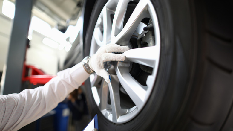 자동차 바퀴를 검사하는 오토 프로