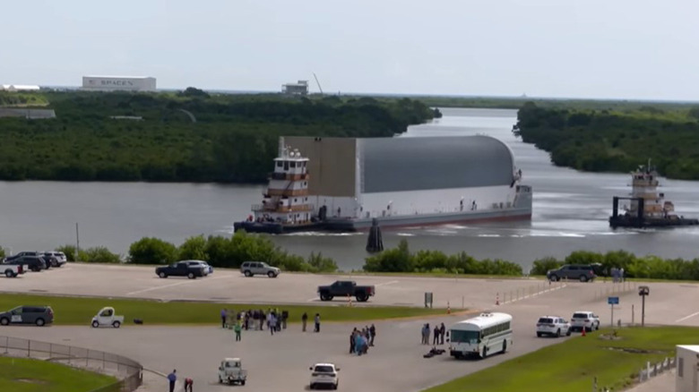 Artemis II 코어 스테이지를 전달하는 NASA의 Pegasus 바지선