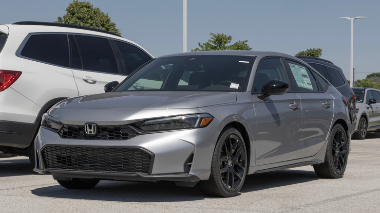 혼다 시빅이 많이 주차되어 있었습니다.