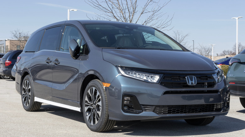 Honda Odyssey 제품군은 야외 주차로 표시되어 있습니다.