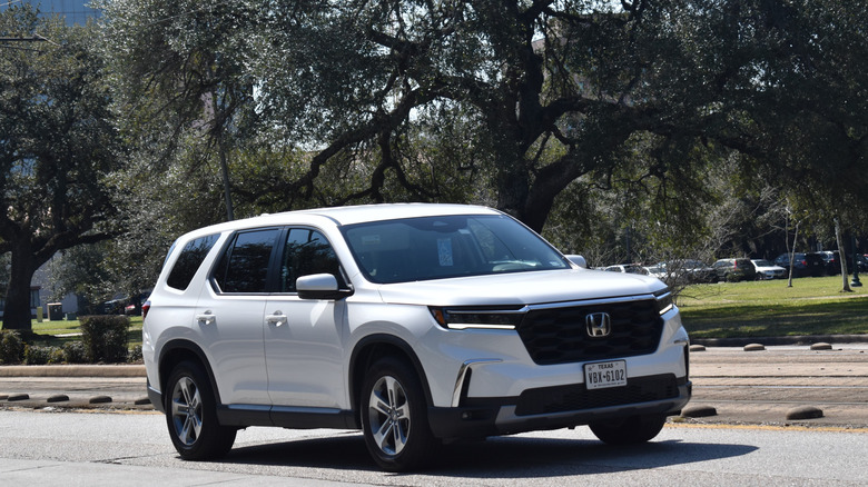 화창한 날에 운전하는 혼다 파일럿.