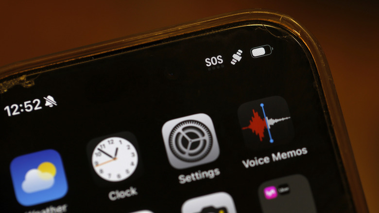 오른쪽 상단에 SOS가 포함된 다양한 앱이 표시된 휴대폰 화면
