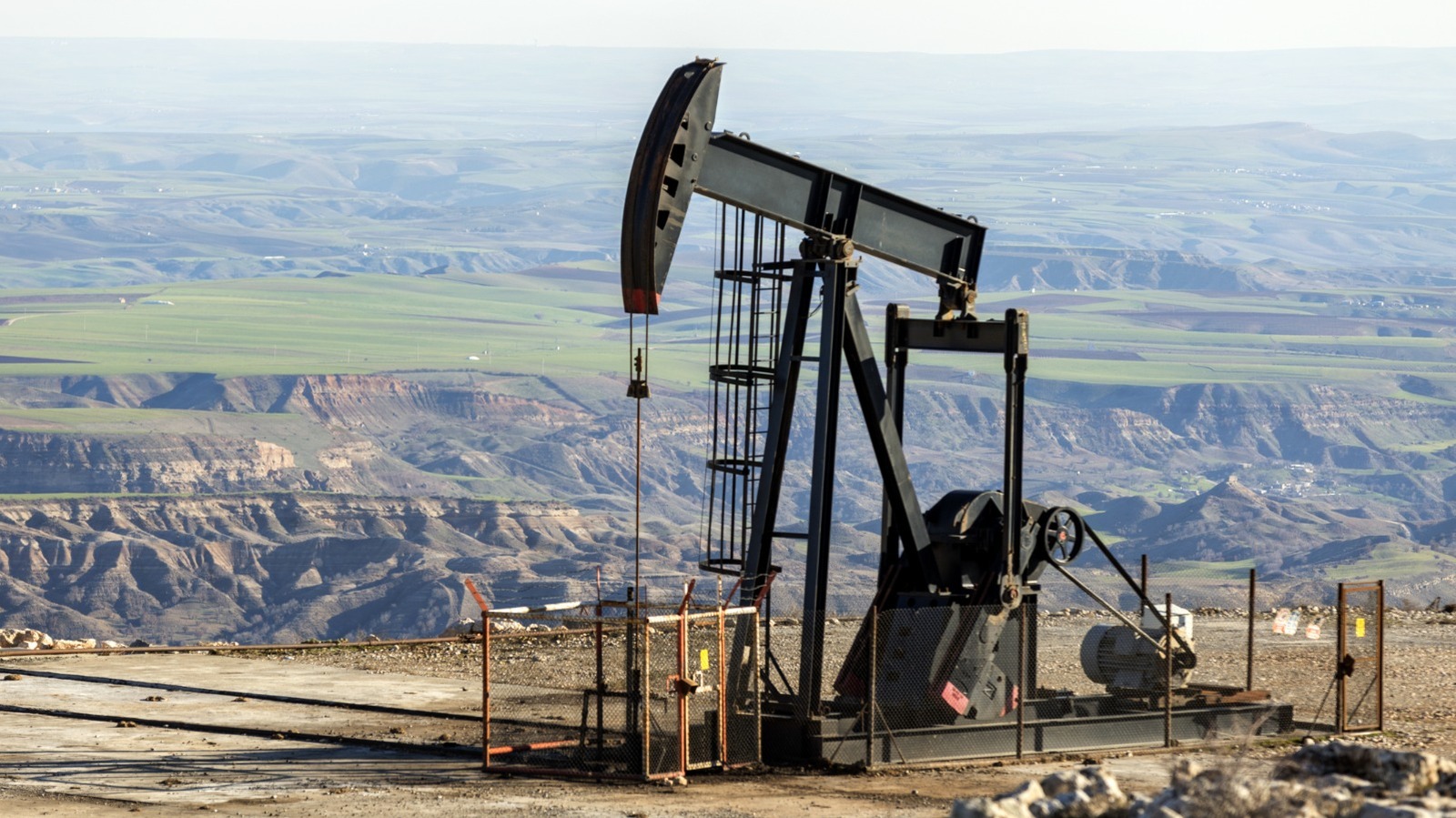 이 나라는 세계에서 가장 큰 석유 매장량을 보유하고 있습니다.