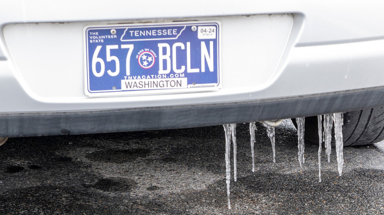 은색 자동차에 파란색과 흰색 테네시 번호판