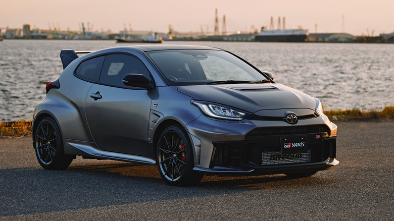 항구 옆에 주차된 2025 GR Yaris