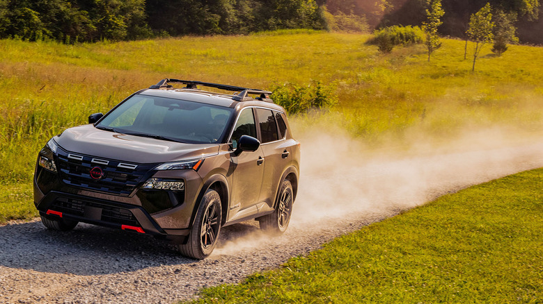 오프로드 트레일의 Nissan Rogue Rock Creek