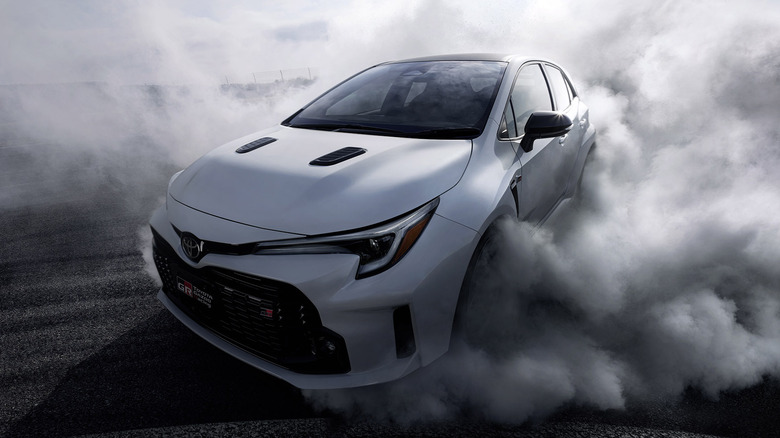 경주 트랙의 토요타 GR 코롤라