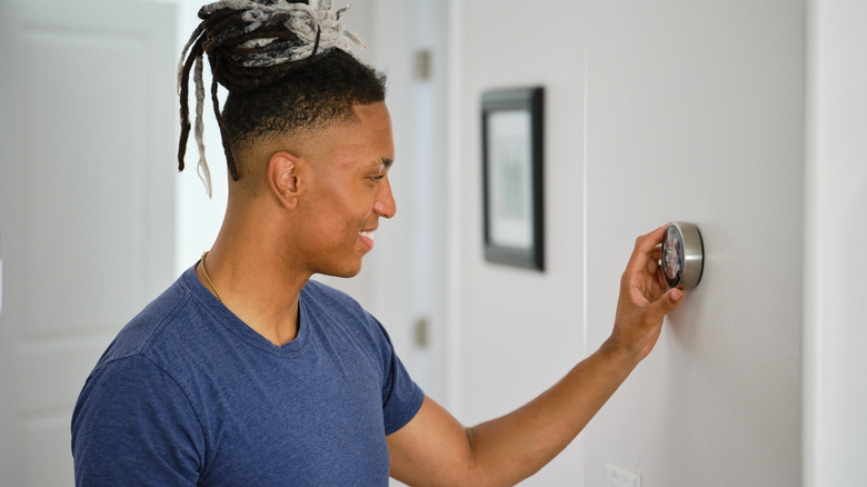 온도 조절기의 난방 기능을 사용하는 사람