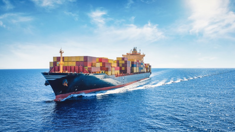 바다에서 화물선이 좌현을 향하고 있다