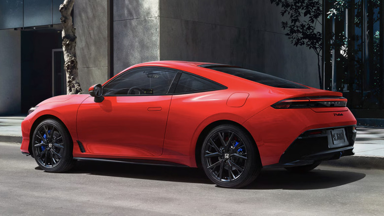 도시 거리에 주차된 빨간색 Honda Prelude의 왼쪽 모습