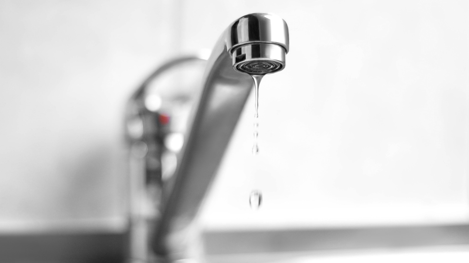 뜨거운 물 vs 찬 물: 겨울 날씨가 닥칠 때 수도꼭지에서 물이 떨어지게 하는 방법