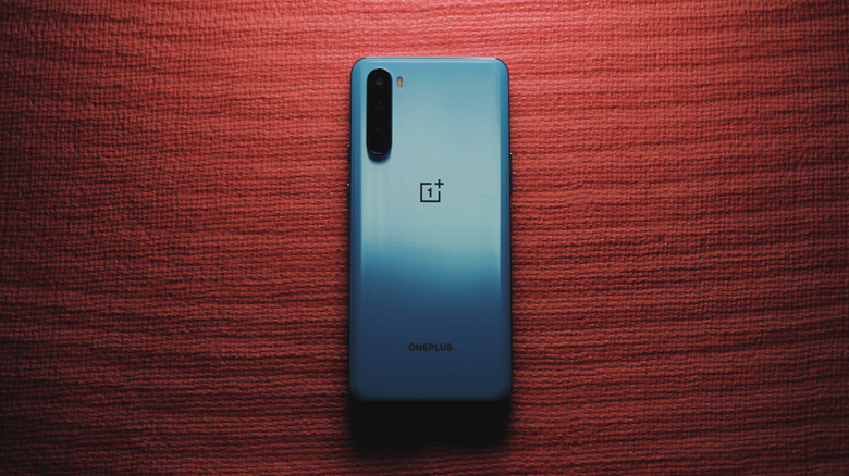 빨간색 책상 위의 파란색 Android 휴대폰