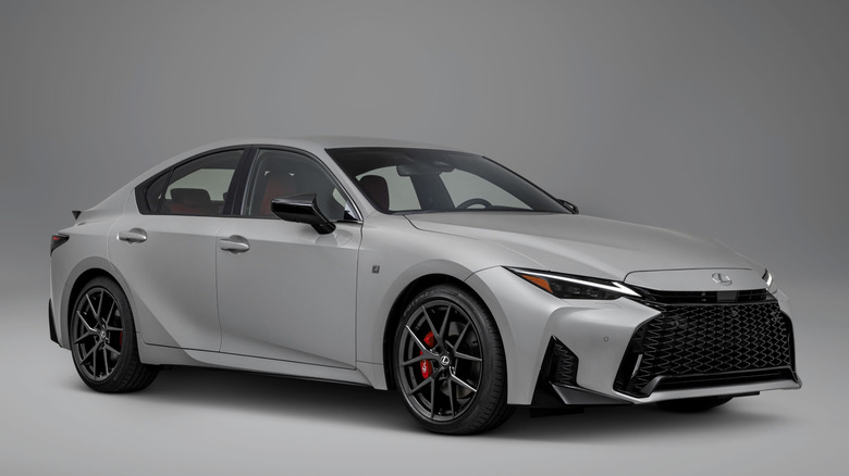 스튜디오에 있는 흰색 Lexus IS350의 전면 오른쪽 모습