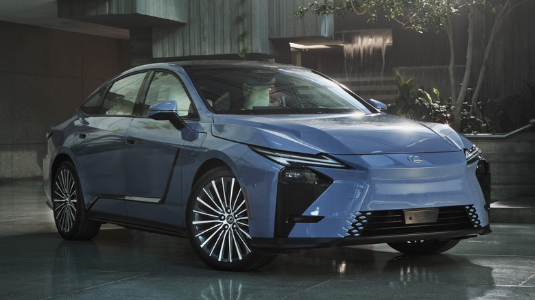 집 앞에 주차된 파란색 Lexus ES의 전면 오른쪽 모습