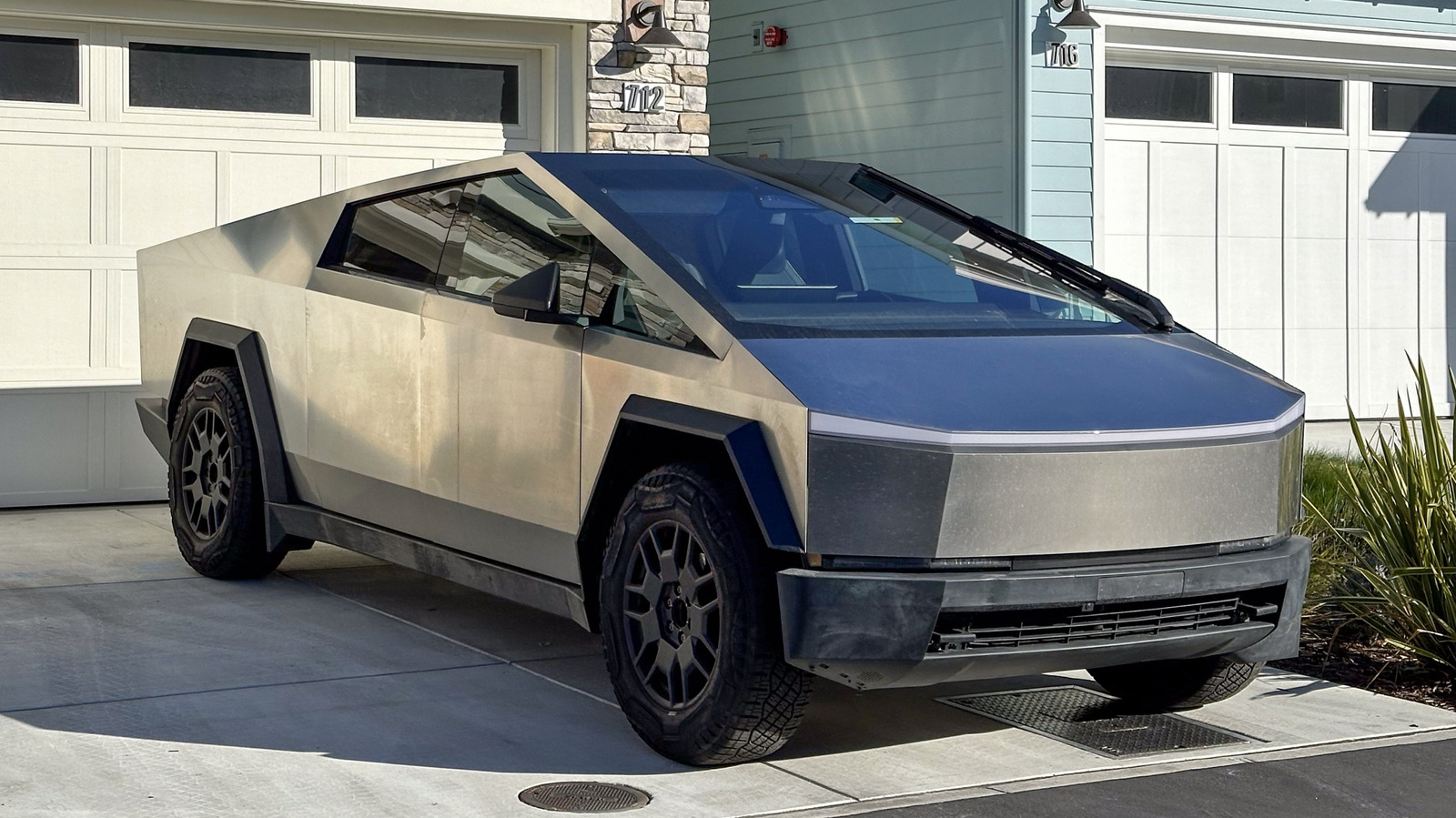 Tesla 소유주들은 타이어가 불타고 있다고 주장합니다. 앞으로 일어날 수 있는 일은 다음과 같습니다.