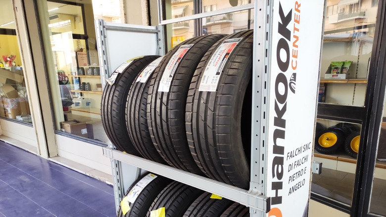 매장에 쌓인 한국타이어