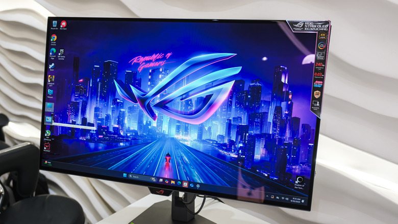 테이블 위의 ASUS ROG Strix OLED XG32UCWMG 모니터
