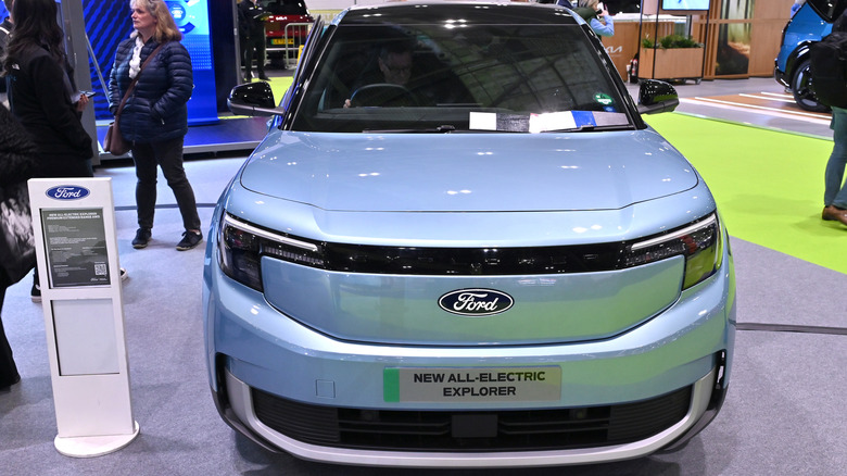 포드 익스플로러 EV의 전면 모습.