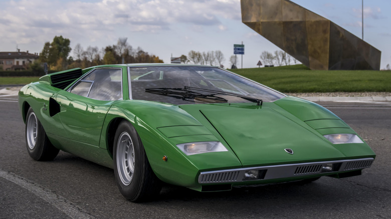 활주로에 있는 Lamborghini Countach LP400 섀시 0001의 전면 3/4 뷰