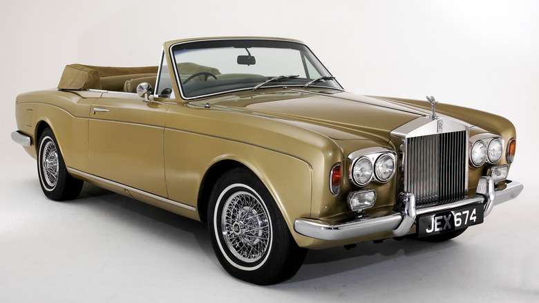 스튜디오 설정의 Rolls-Royce Corniche 컨버터블 전면 3/4 뷰