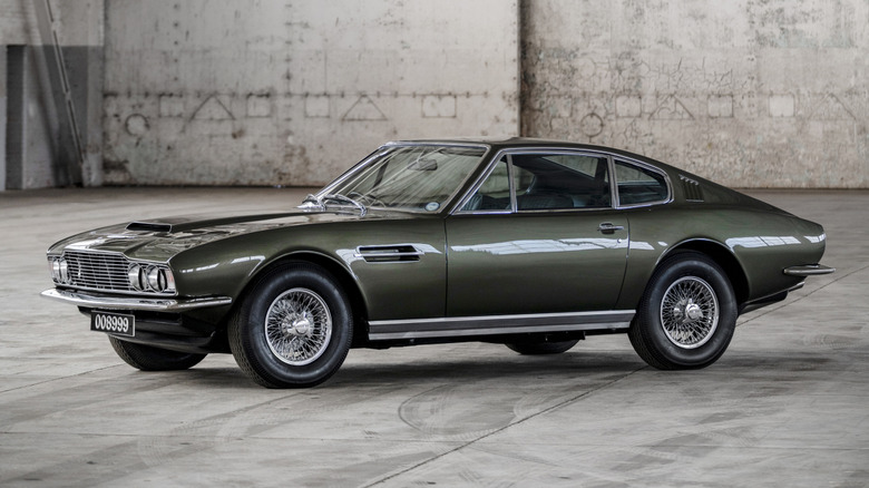 산업 현장의 Aston Martin DBS V8 전면 3/4 뷰