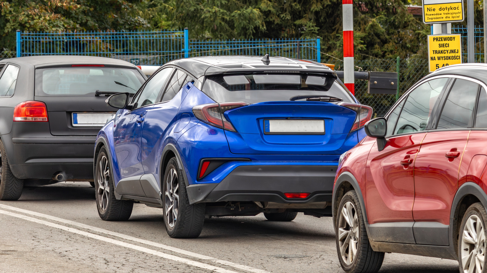 티켓을 받지 마세요: 정지된 차량을 추월해야 하는 경우 해야 할 일