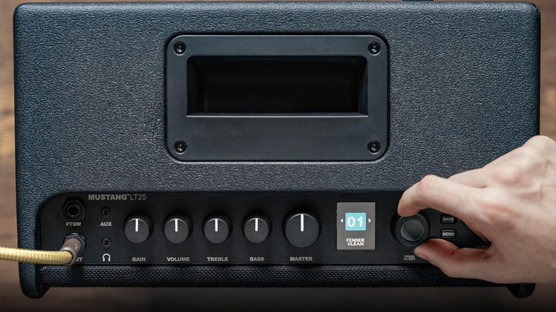 앰프의 냄비를 만지작거리는 손.