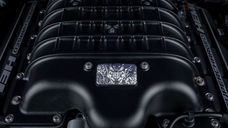 Dodge Challenger SRT Demon 170 엔진 베이의 클로즈업.