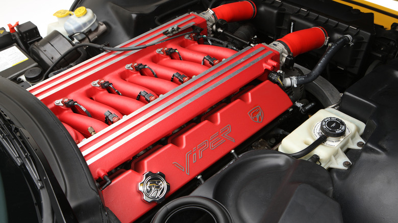 Dodge Viper V10 엔진 베이의 클로즈업.