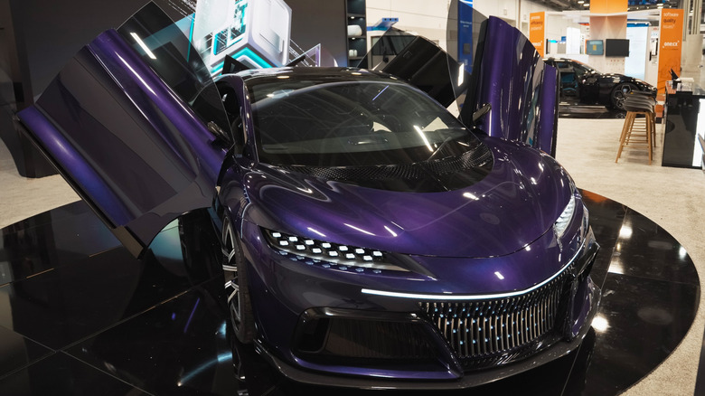 코스메라 스타 레이저(Kosmera Star Razer)의 문이 열린 채 전시되어 있습니다.