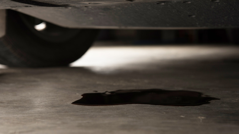 차량 아래 바닥에 기름 웅덩이가 있습니다.