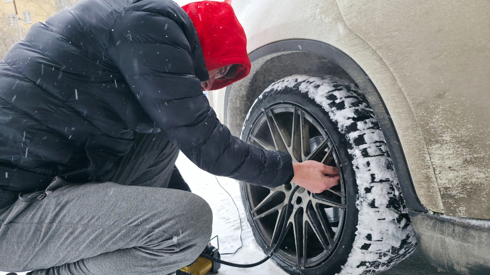 겨울철에 흔히 발생하는 타이어 공기압 실수로 인해 도로에서의 접지력이 저하될 수 있습니다