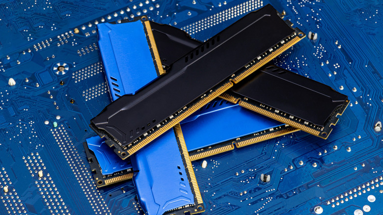 컴퓨터 마더보드에 배열된 RAM 메모리 모듈