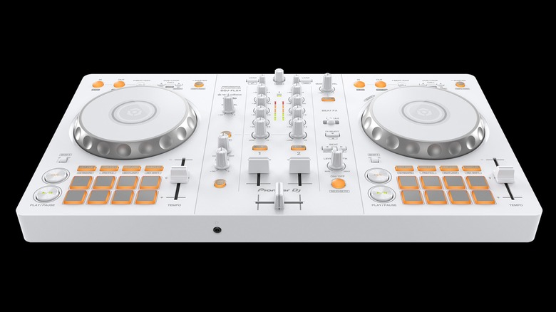 주황색 조명이 있는 흰색의 Pioneer DDJ-FLX4 2채널 DJ 컨트롤러입니다.