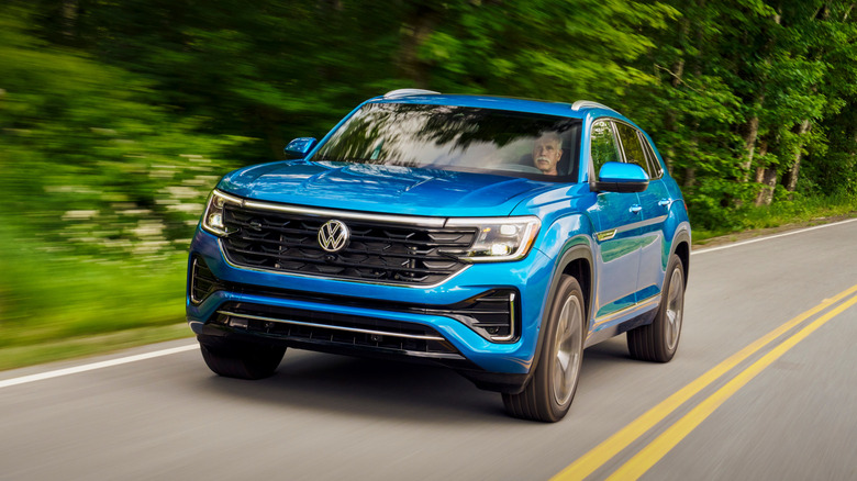 도로 위의 VW Atlas Cross Sport