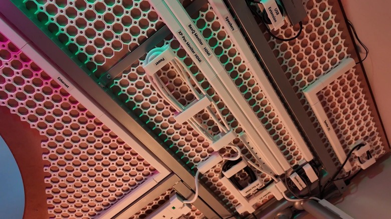 책상 밑 Underware 케이블 관리 시스템.