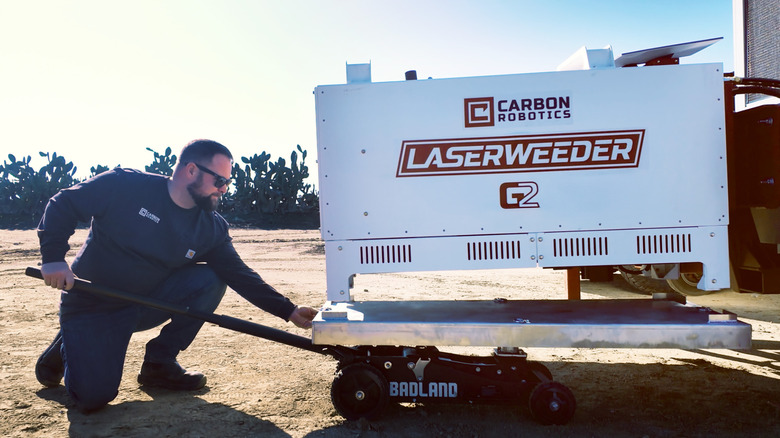 Laserweeder G2 로봇을 조정하는 사람