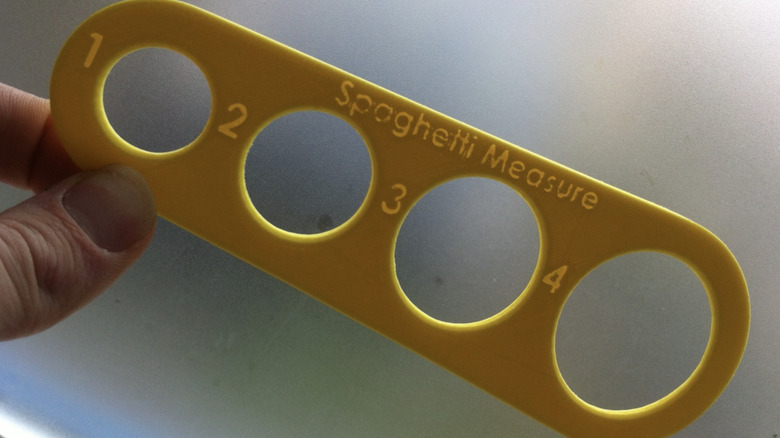 구멍이 4개 있는 파스타 측정기