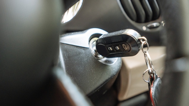 자동차 열쇠가 점화 스위치에 남아 있는 것처럼