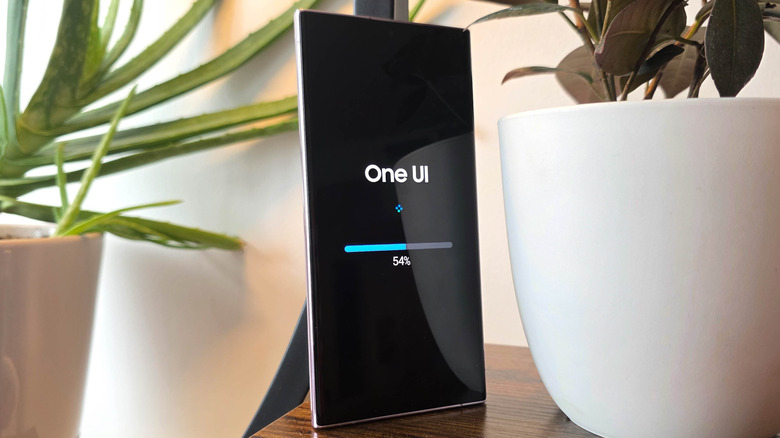 주변에 화분이 있는 업데이트 화면을 보여주는 Samsung Galaxy S23 Ultra