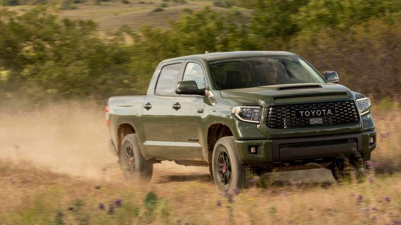 더트 트레일을 달리는 그린 2020 토요타 툰드라