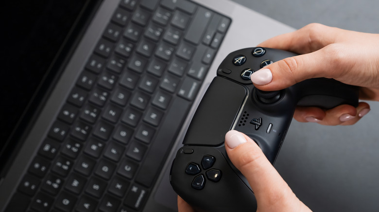 MacBook으로 무선 컨트롤러를 사용하는 사람