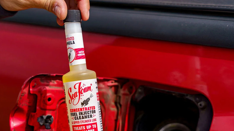 Sea Foam 병을 여는 사람