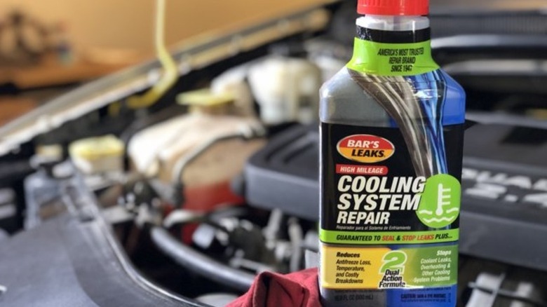 엔진 위에 놓인 냉각 시스템 수리 병