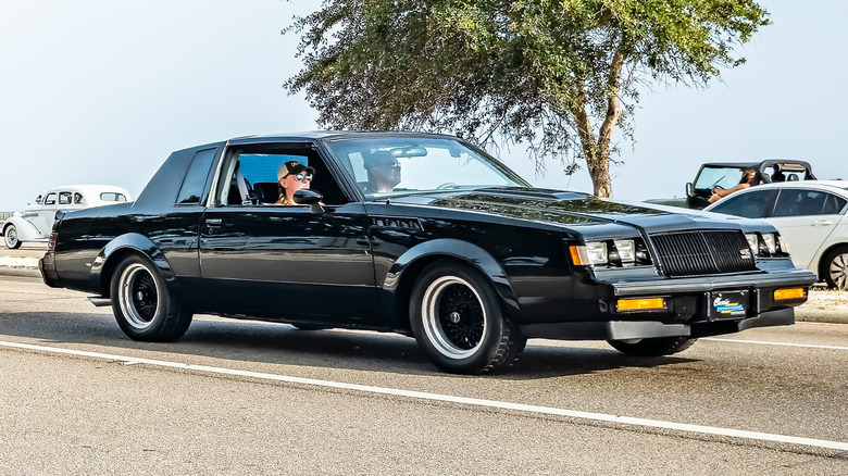 도로 위의 뷰익 GNX