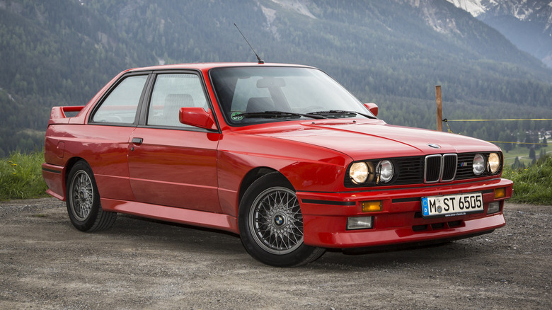 산 속의 BMW M3 E30